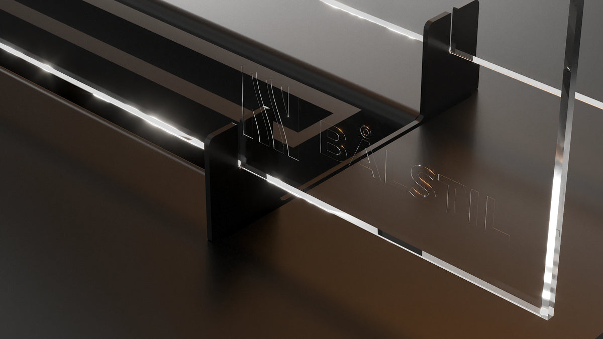 Close-up van het Balstil FF 1000-logo op een glanzend zwart metalen oppervlak