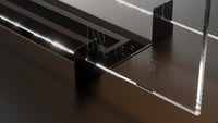 Close-up van het Balstil FF 1000-logo op een glanzend zwart metalen oppervlak