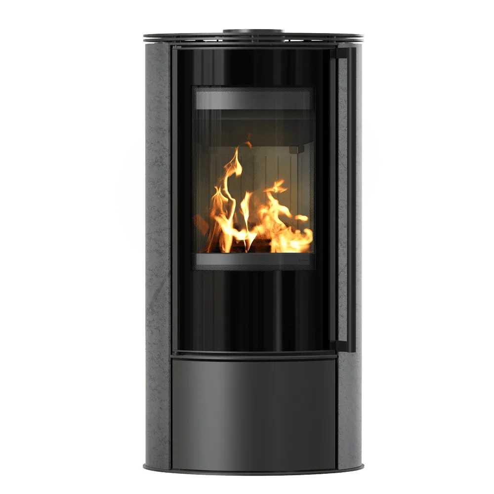Kratki Erik houtkachel met modern design en brandend vuur zichtbaar door glazen deur.
