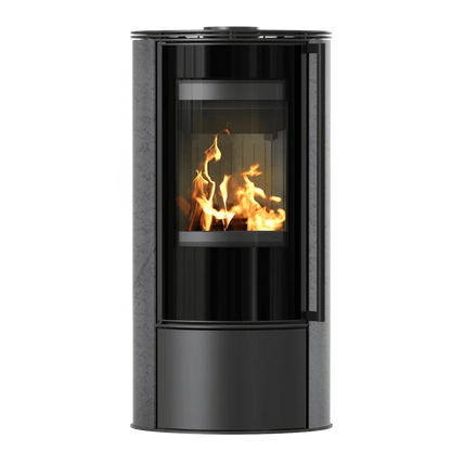 Kratki Erik houtkachel met modern design en brandend vuur zichtbaar door glazen deur.
