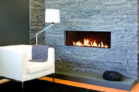 Element4 Modore 140 outdoor haard in een moderne woonkamer met stenen wand en vlammen