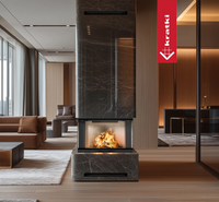 Kratki Regnor in moderne woonkamer met open haard en marmeren bekleding