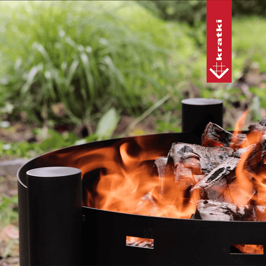 Kratki Rotondo vuurkorf met brandend hout in tuin