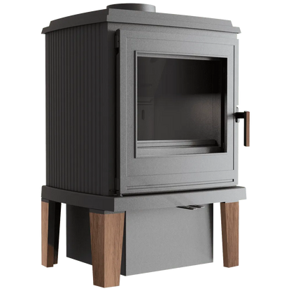 Kratki K11 houtkachel met glazen deur en houten poten, modern en robuust ontwerp.