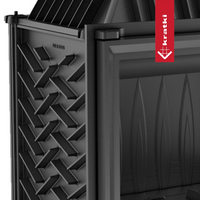Detailopname van Kratki Zuzia met decoratieve metalen zijwand en reliëfdeur