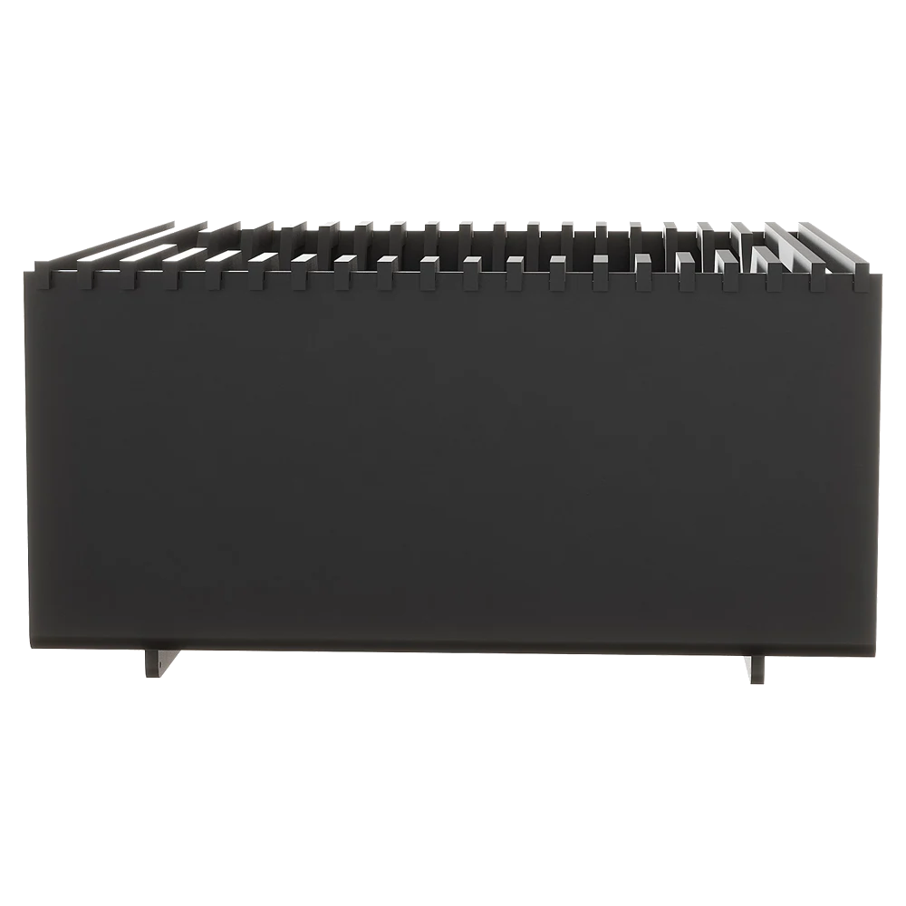 Balstil Ember zwarte haard met opvallende horizontale ventilatieribben op witte achtergrond