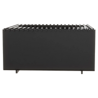 Balstil Ember zwarte haard met opvallende horizontale ventilatieribben op witte achtergrond