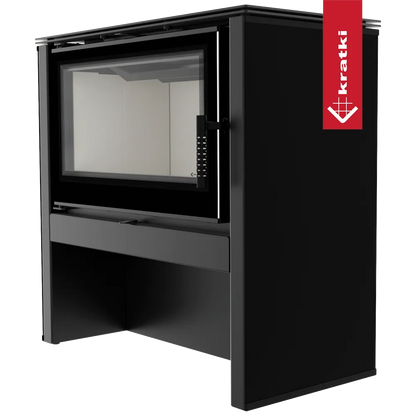 Zwarte Kratki Juno 12 kW houtkachel met groot glazen venster en strak ontwerp.