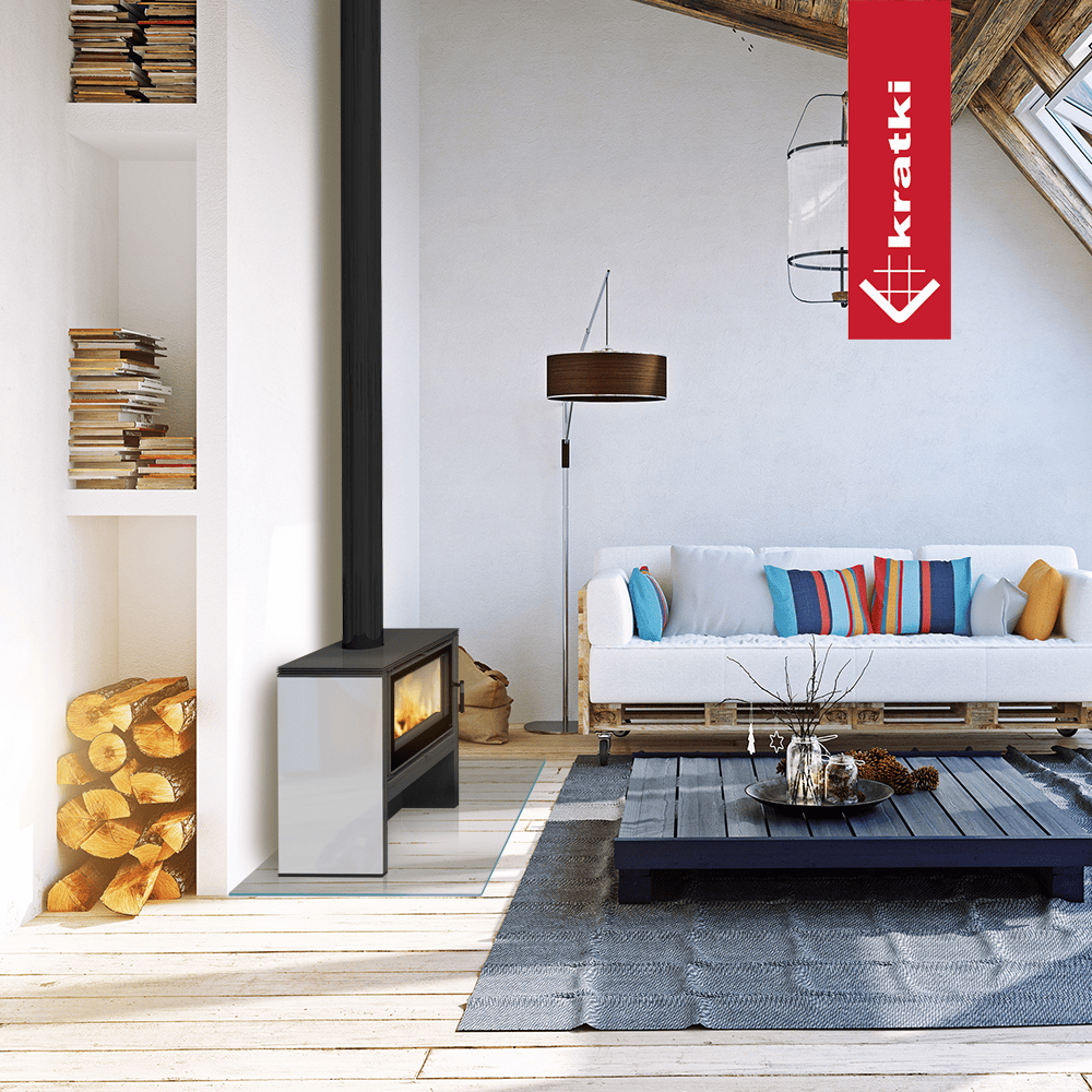 Kratki Juno 12 kW kachel in moderne woonkamer met bank en houtopslag
