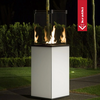 Kratki Patio terrashaard met vlammen in een sfeervolle tuin