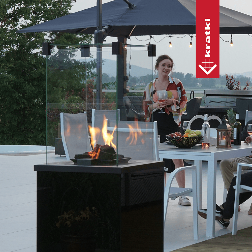 Kratki Patio terrasgaskachel naast eettafel op een patio met overkapping