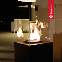 Krati Patio terrashaard met brandend vuur en glazen ombouw in een modern interieur