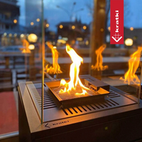 Kratki Patio vuurtafel met brandende vlammen op een terras