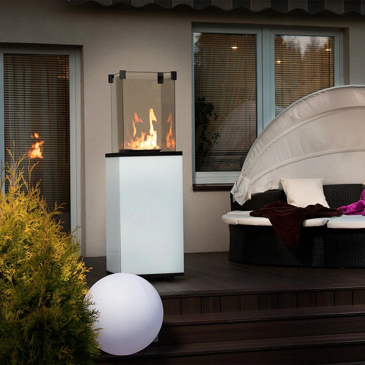 Kr​atki Patio terrasverwarmer met vlammen op een terras naast een loungeset