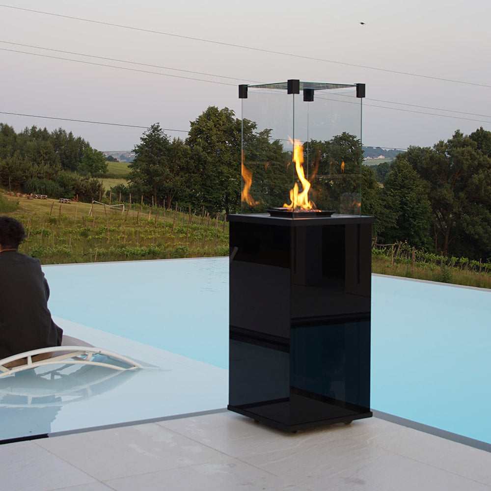 Kratki Patio terrasverwarming met vlammen naast zwembad
