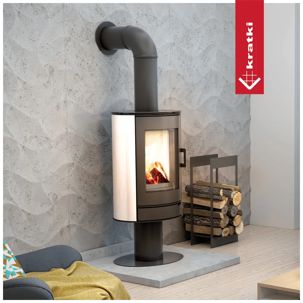 Kratki AB DR houtkachel in moderne woonkamer met houtopslag en comfortabele stoel.
