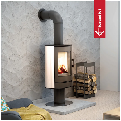 Kratki AB DR houtkachel in moderne woonkamer met houtopslag en comfortabele stoel.