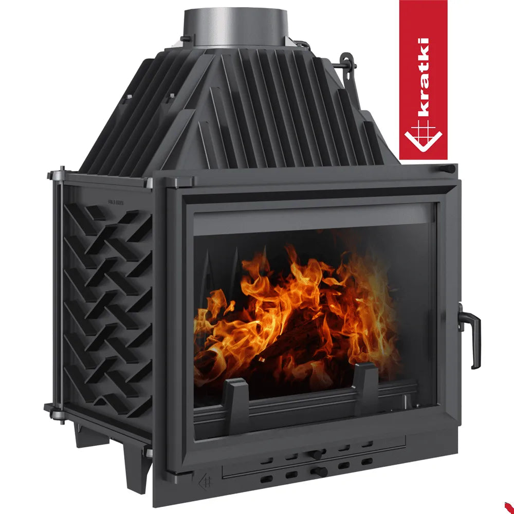 Kratki Zuzia Eco houtkachel met brandend vuur, robuust ontwerp en glazen deur.