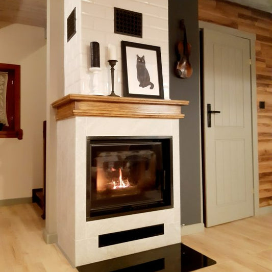 Kratki Zuzia Eco ingebouwde haard in moderne woonkamer, met brandend vuur