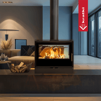 Kratki Kari 80 houtkachel met zicht op brandend vuur in moderne woonkamer