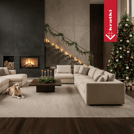 Kratki Zibi Eco in moderne woonkamer met brandend haardvuur en kerstboom
