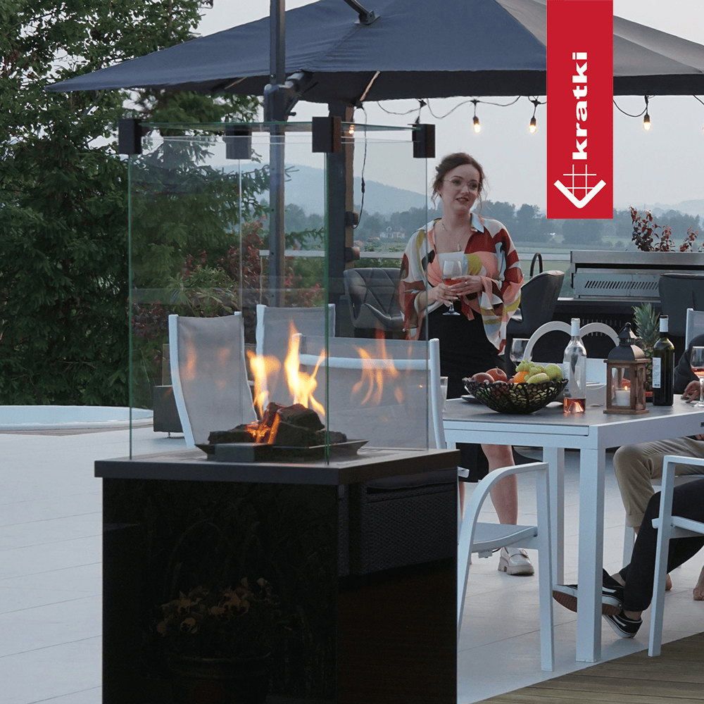Kratki Patio Mini terrasvuur met vlammen op een terras tussen tuinmeubilair