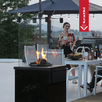 Kratki Patio Mini terrasvuur met vlammen op een terras tussen tuinmeubilair