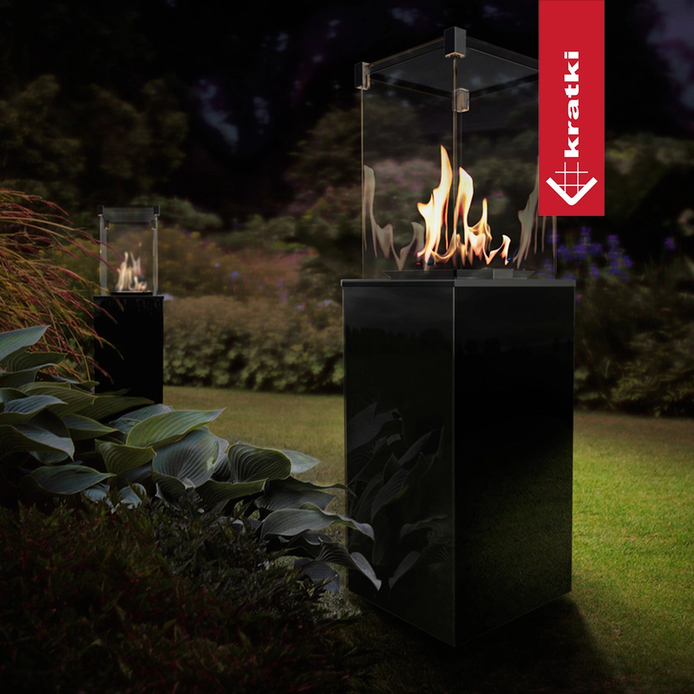 Krati Patio Mini zwarte terrashaard met vlammen in een groene tuin