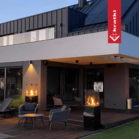 Kratki Patio Mini terrasverwarmer met vlammen op een modern ingericht terras