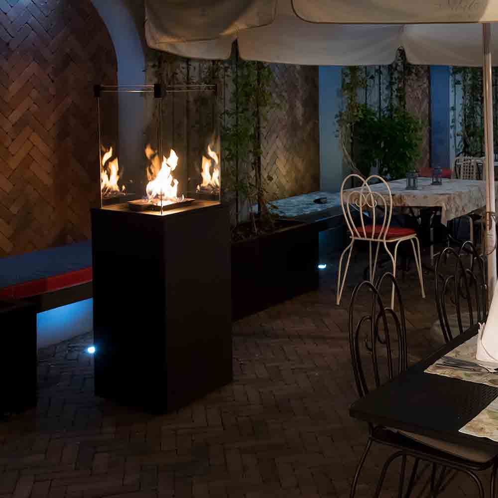 Kratki Patio Mini op terras met zichtbare vlammen