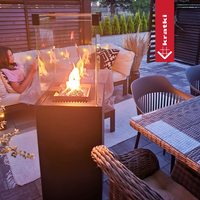 Kratki Patio Mini terrasverwarmer met vlammen op een overdekt terras