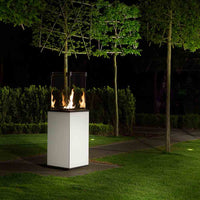 Kratki Patio Mini terrashaard in een verlichte tuin met vlammen