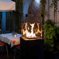 Kratki Patio Mini met brandend vuur op een terras naast een gedekte tafel