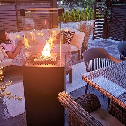 Kratki Patio Mini vuurtafel op een terras met loungehoek