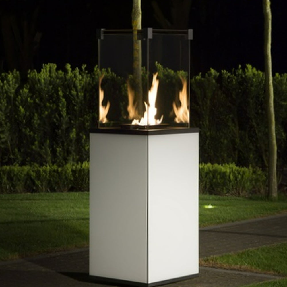 Kratki Patio Mini met vlammen op een terras in een groene tuin