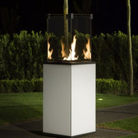 Kratki Patio Mini met vlammen op een terras in een groene tuin