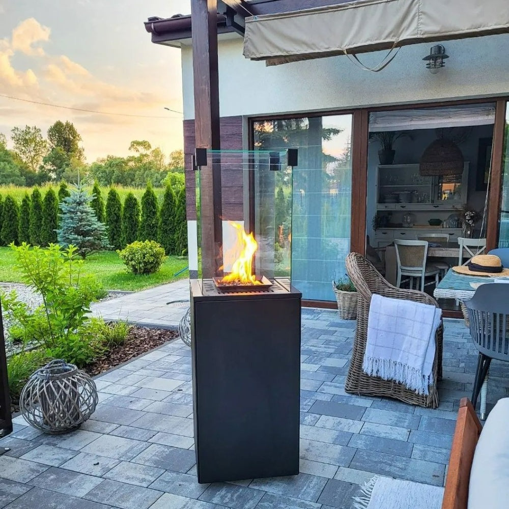 Kratki Patio Mini terrasheater met vlammen op een veranda