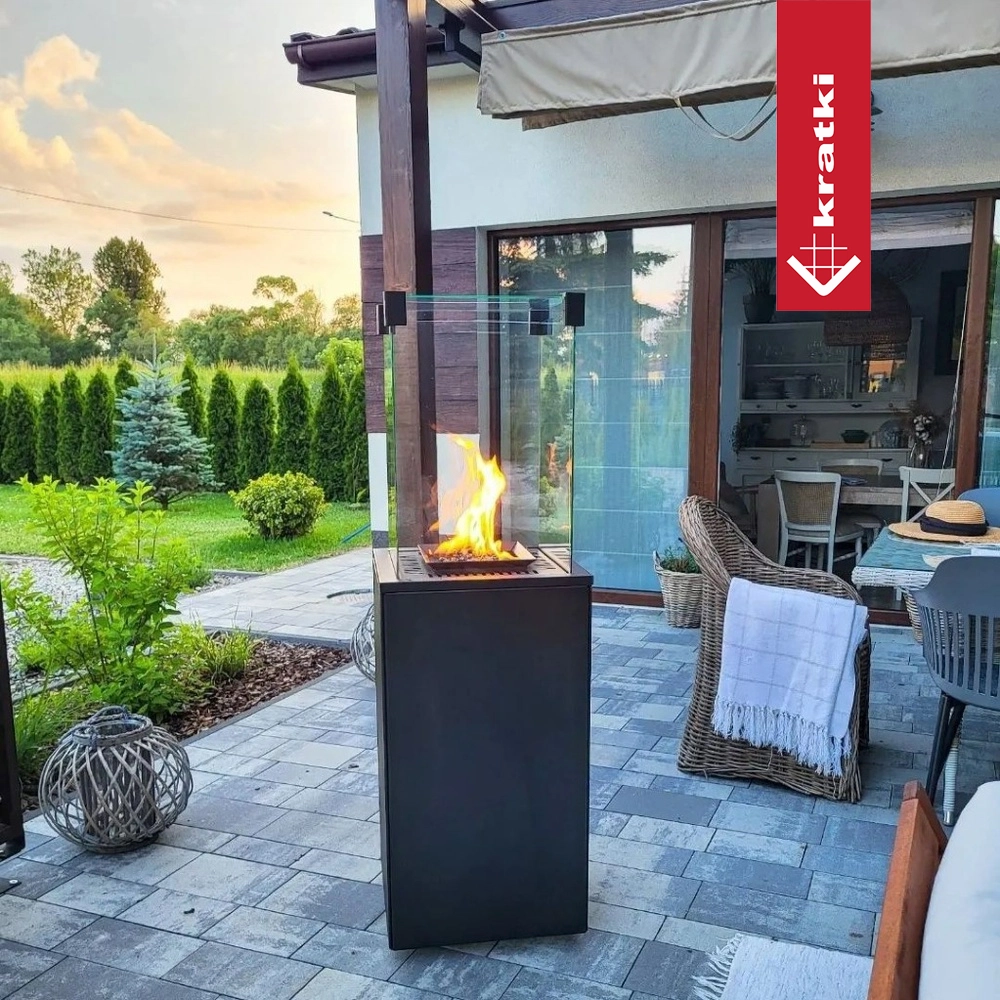 Kratki Patio Mini terrasverwarmer op een betegeld terras met brandende vlam