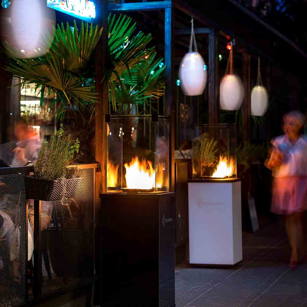 Kratki Patio Mini terrasverwarmer met vlammen in restaurantomgeving