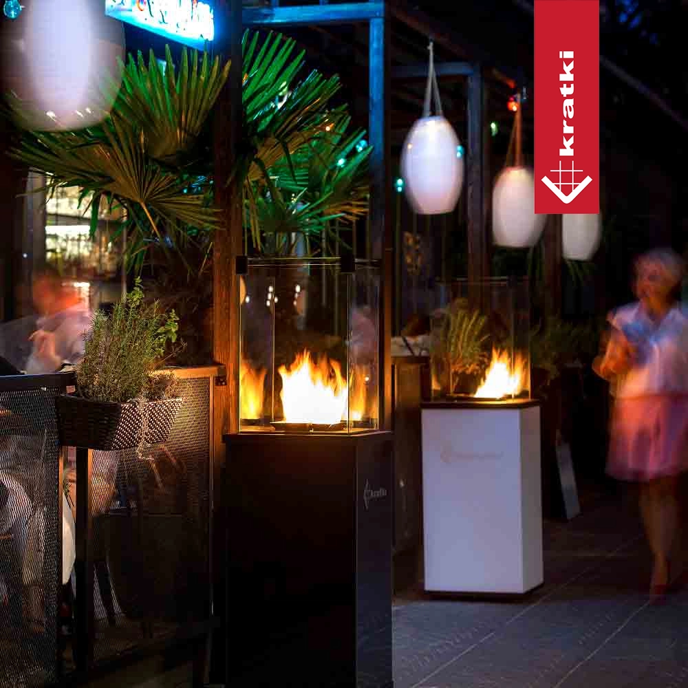 Kratki Patio Mini in een sfeervol restaurant met brandende vlammen