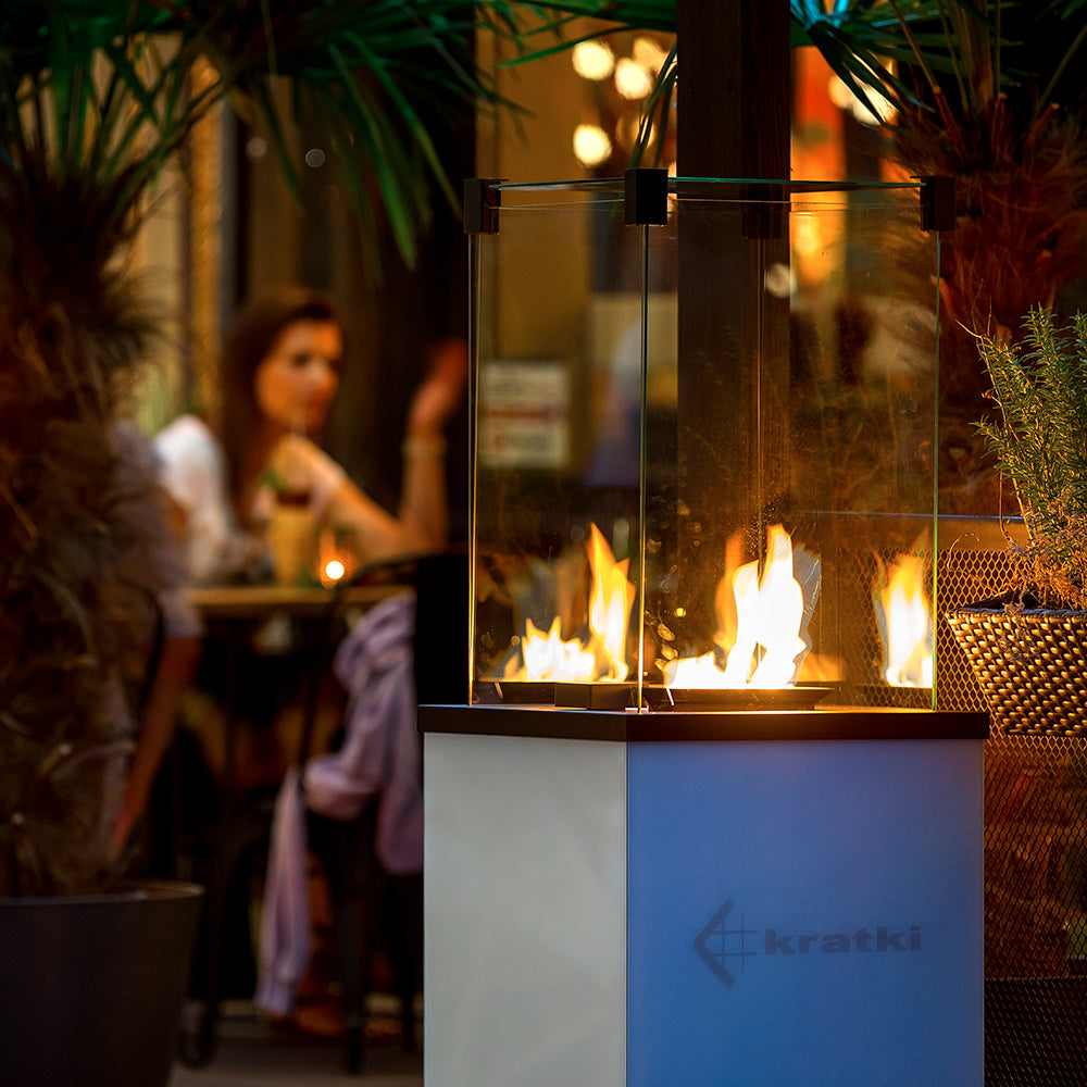 Kratki Patio Mini terrasverwarmer met vlammen in restaurantomgeving