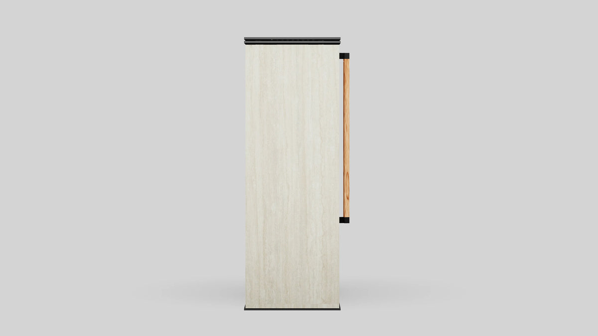 Balstil Akna vrijstaande kachel, zijaanzicht, met lichte bekleding en houten handgreep op grijze achtergrond.