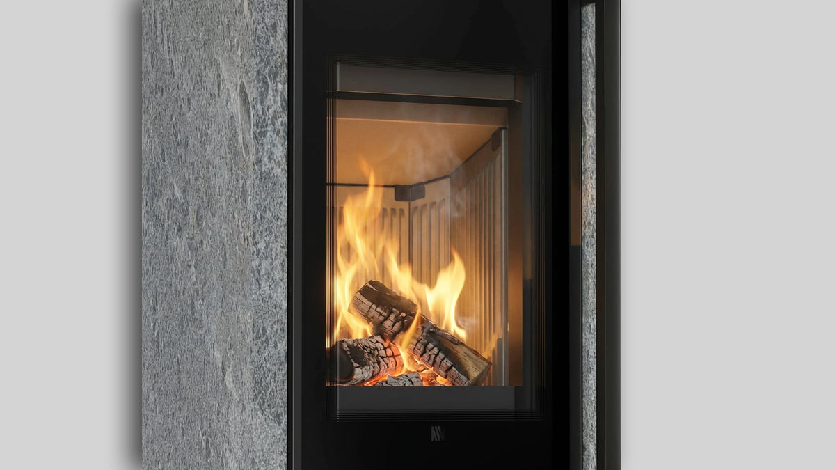 Balstil Akna haard met brandend hout achter een glazen deur