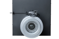 LS Kamna Turbo ventilator met snoer op donkere achtergrond
