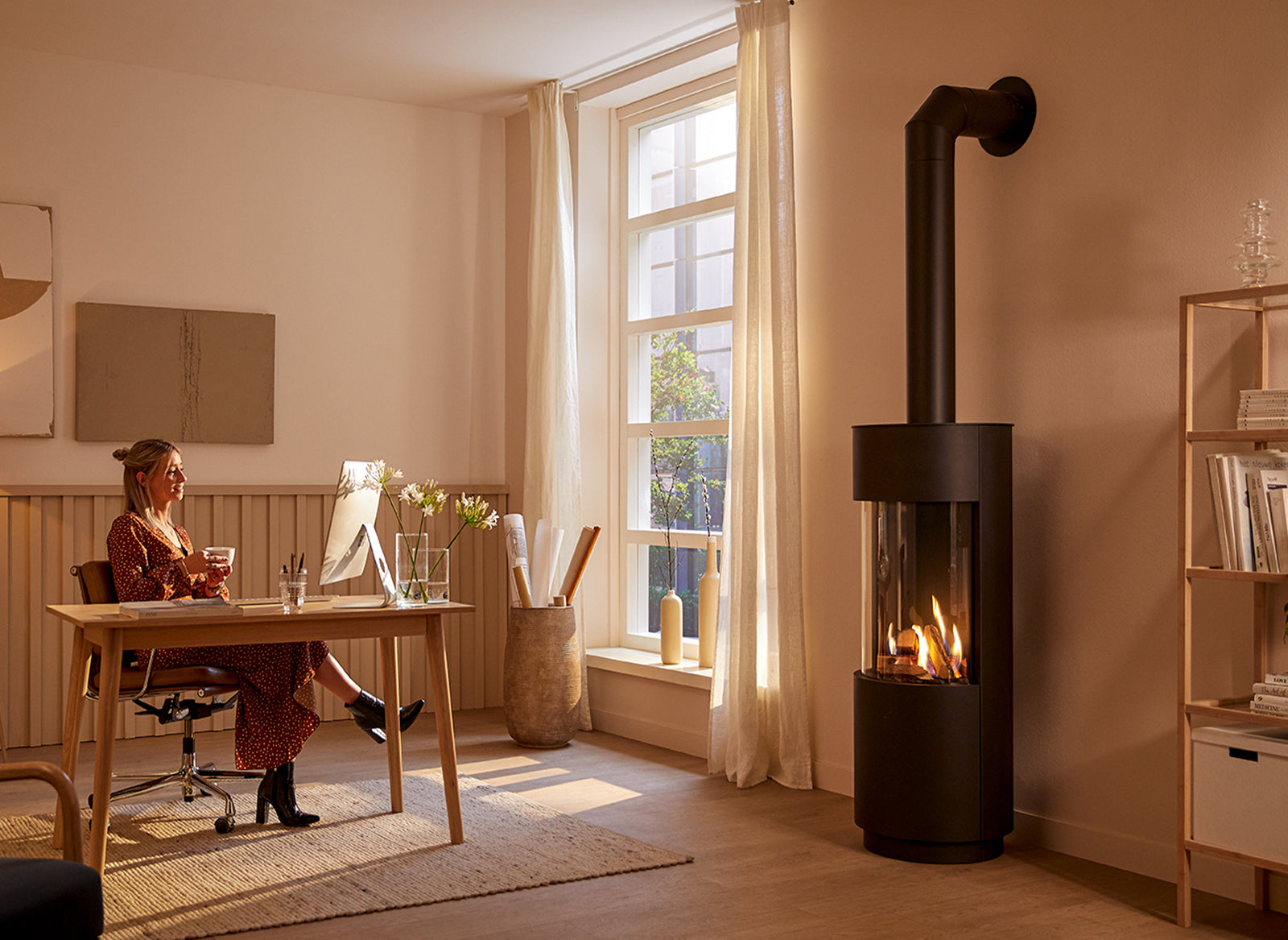 Trimline Fires Opal in lichte woonkamer met brandend vuur naast bureau