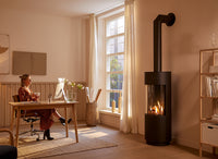 Trimline Fires Opal in lichte woonkamer met brandend vuur naast bureau