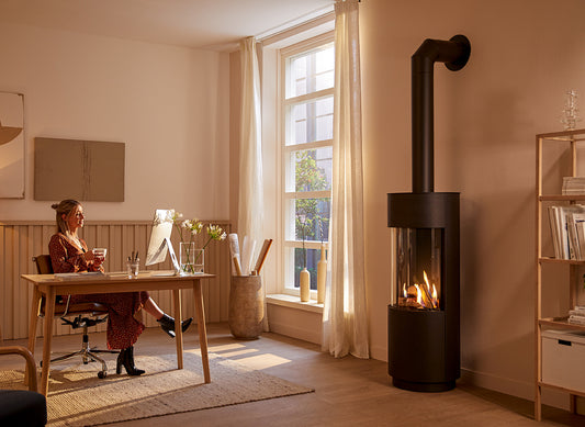 Trimline Fires Opal in lichte woonkamer met brandend vuur naast bureau