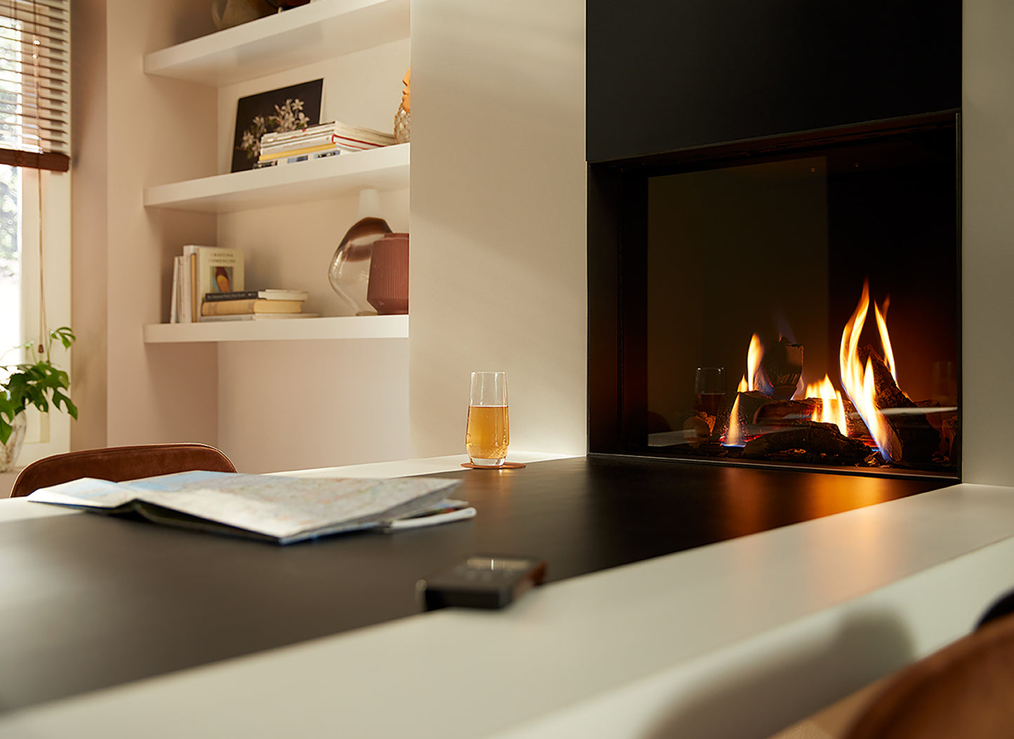 Trimline Fires 64 Front ingebouwd in moderne woonkamer met brandend vuur