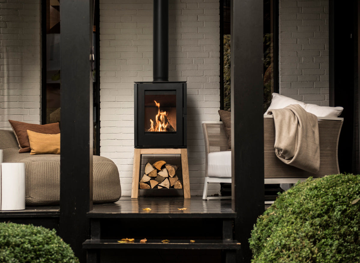 Trimline Fires Woody Loft kachel op terras met brandend vuur