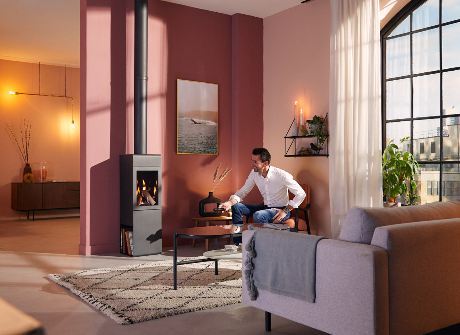Trimline Fires Zircon in een stijlvolle woonkamer met brandend vuur